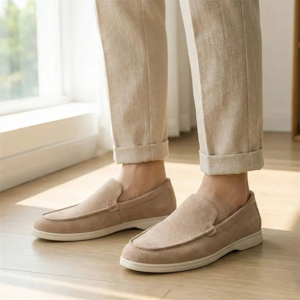 Mocassim de Camurça: par bege usado com calça clara dobrada na barra.