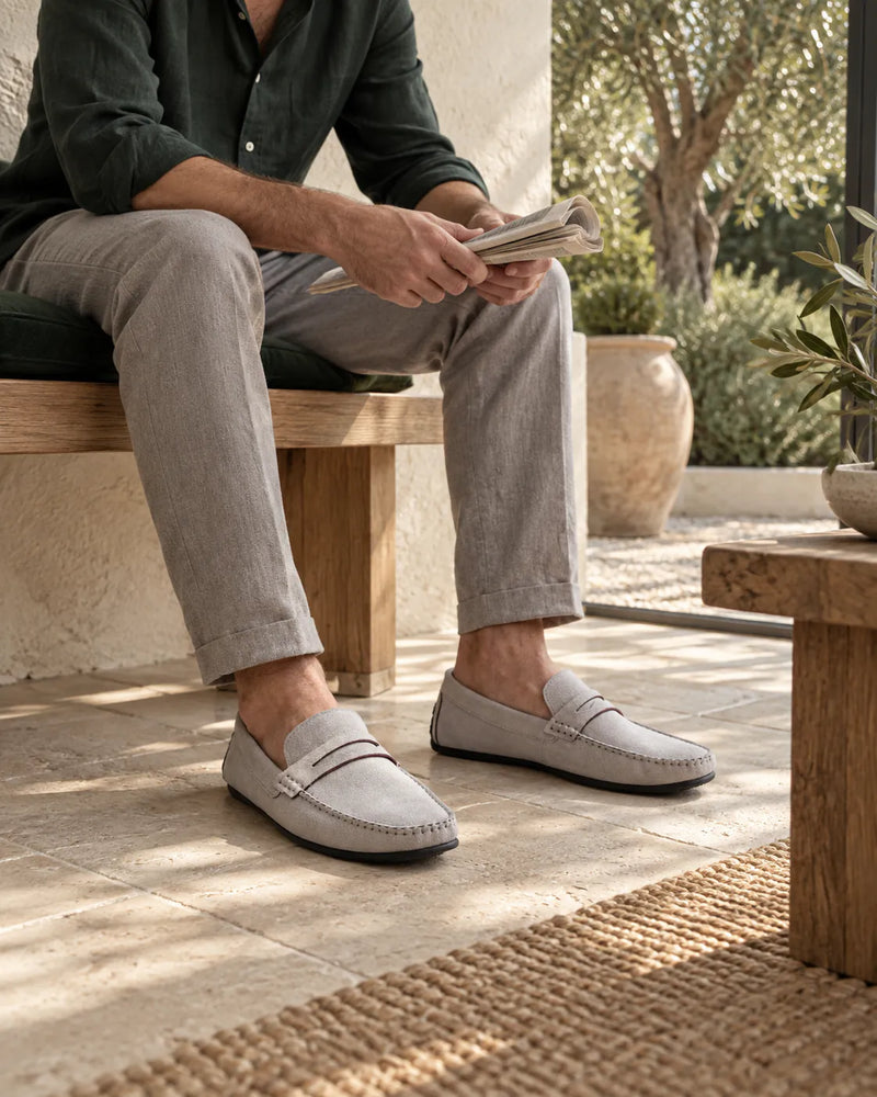 Mocassins Driver Louford usados em uma sala iluminada com oliveiras