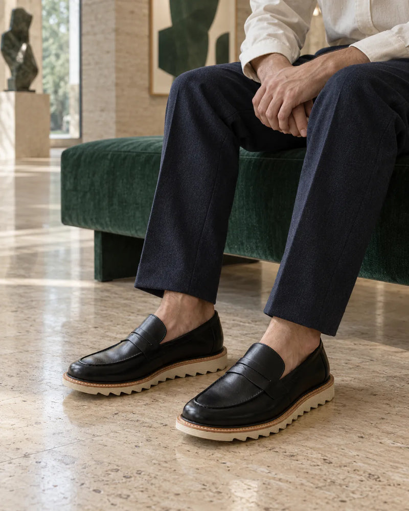Mocassins tratorados Louford em uma composição masculina na galeria