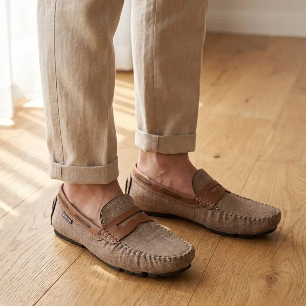 Mocassim Driver Riviera em Lona na cor bege, usado com calça clara de barra dobrada. Louford.
