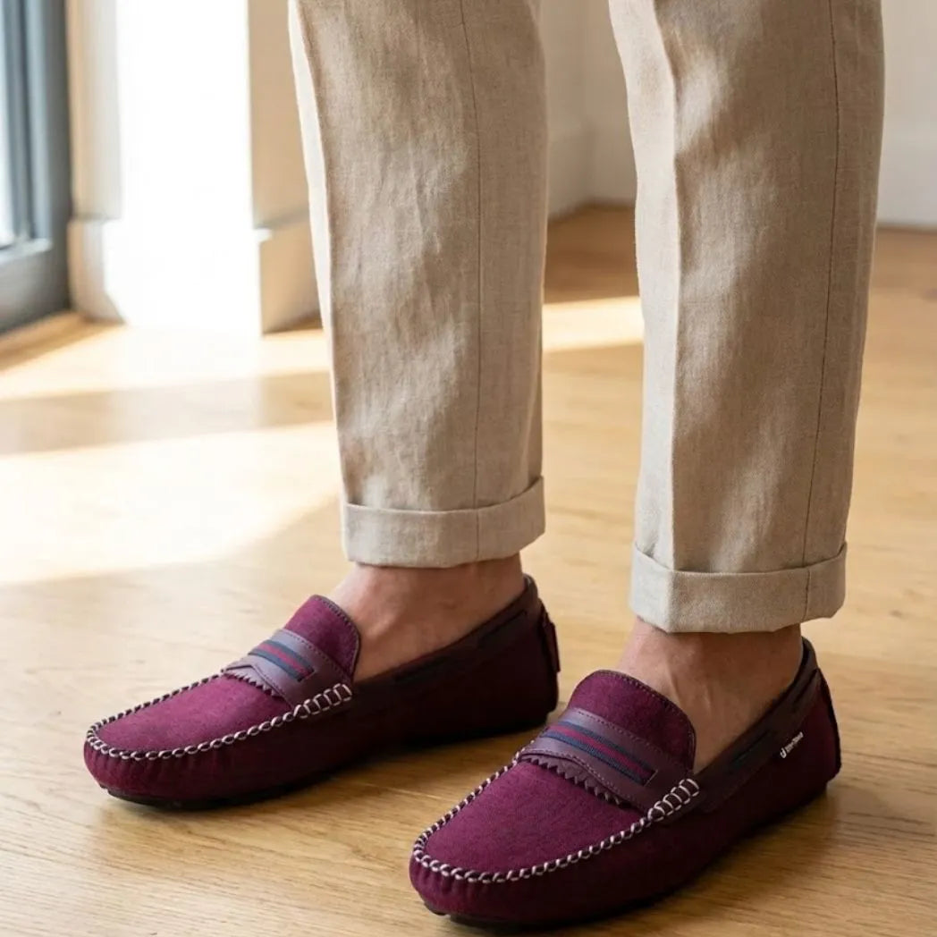Mocassim Driver Riviera em Lona na cor bordô, usado com calça clara de barra dobrada. Louford.