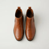 Par de botas Chelsea Clássicas marrons visto de cima.