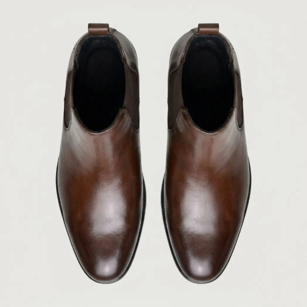 Par de botas Chelsea Nobre marrons visto de cima.