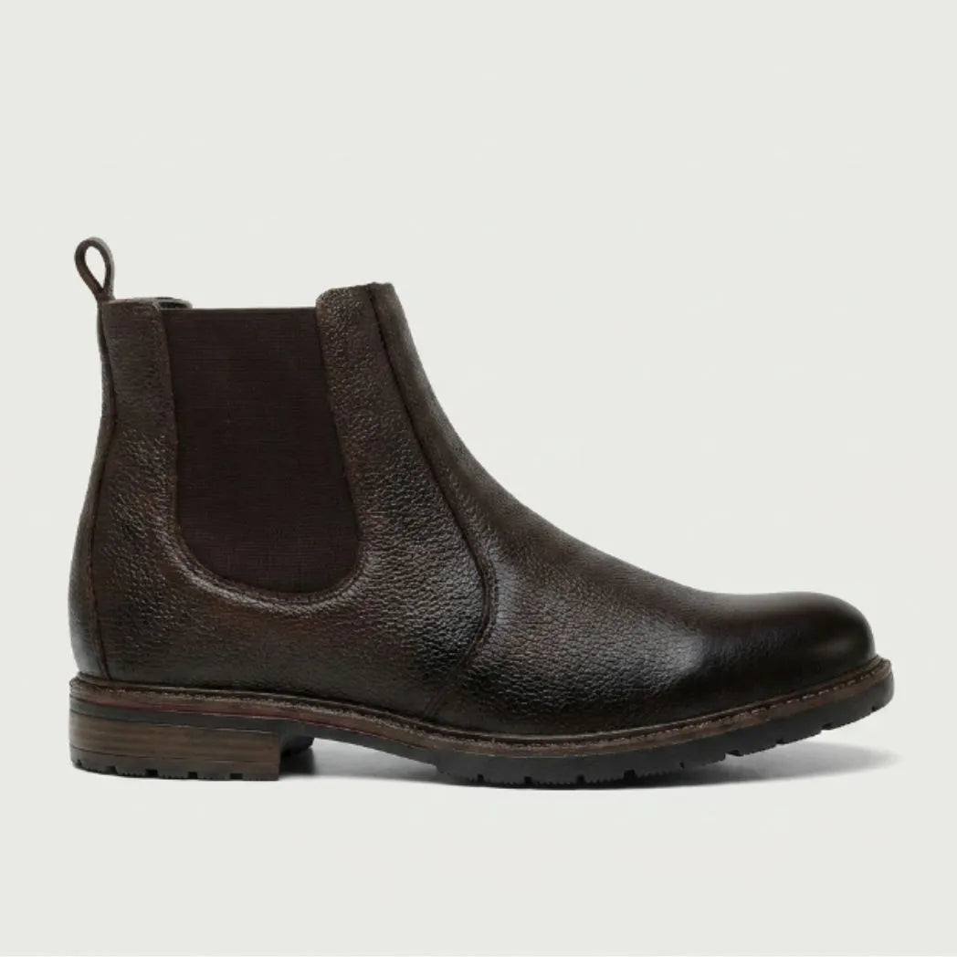 Bota Chelsea Masculina Vitiello marrom, em vista lateral com elástico e salto baixo.