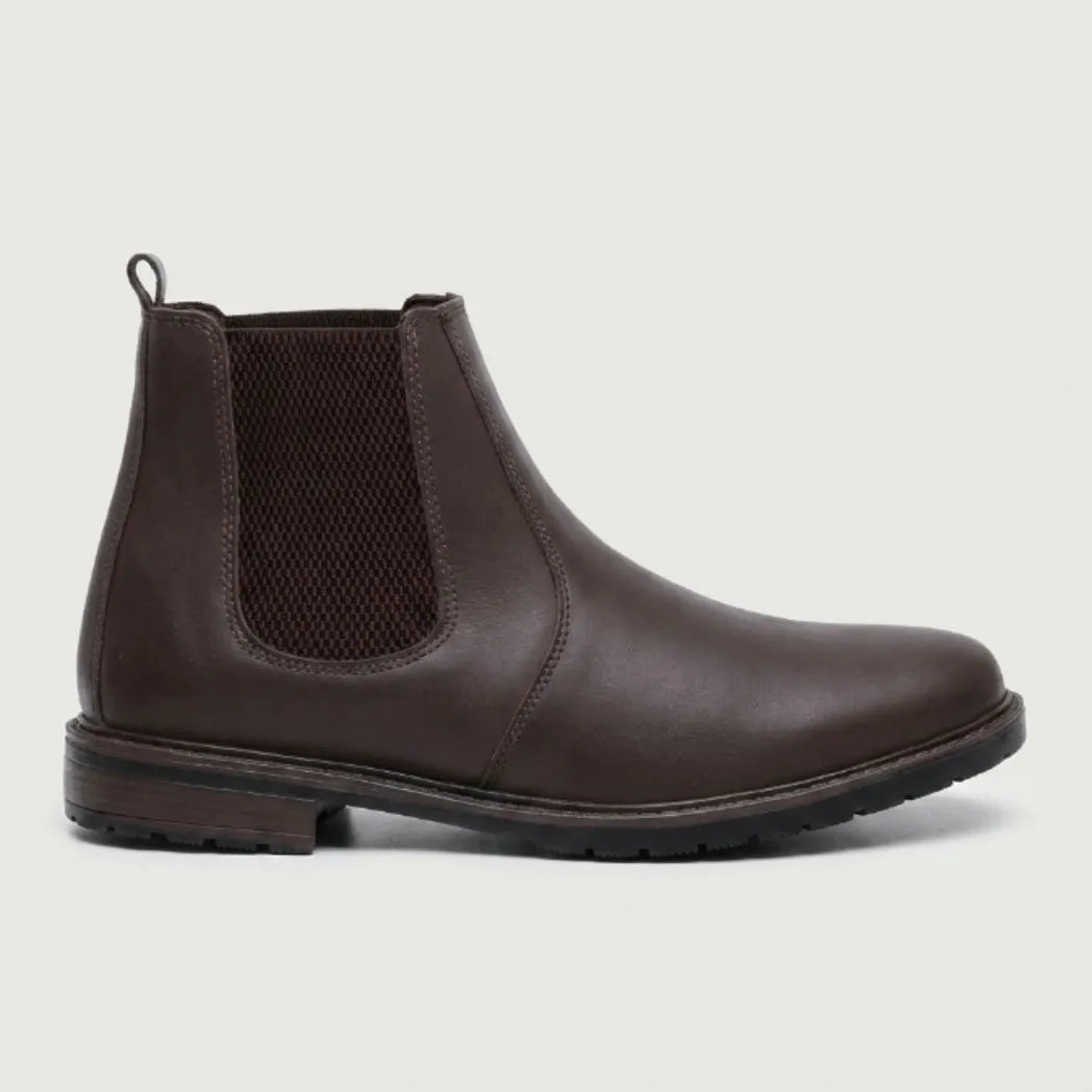Bota Chelsea Masculina Sítio marrom, em vista lateral com elástico e salto baixo.