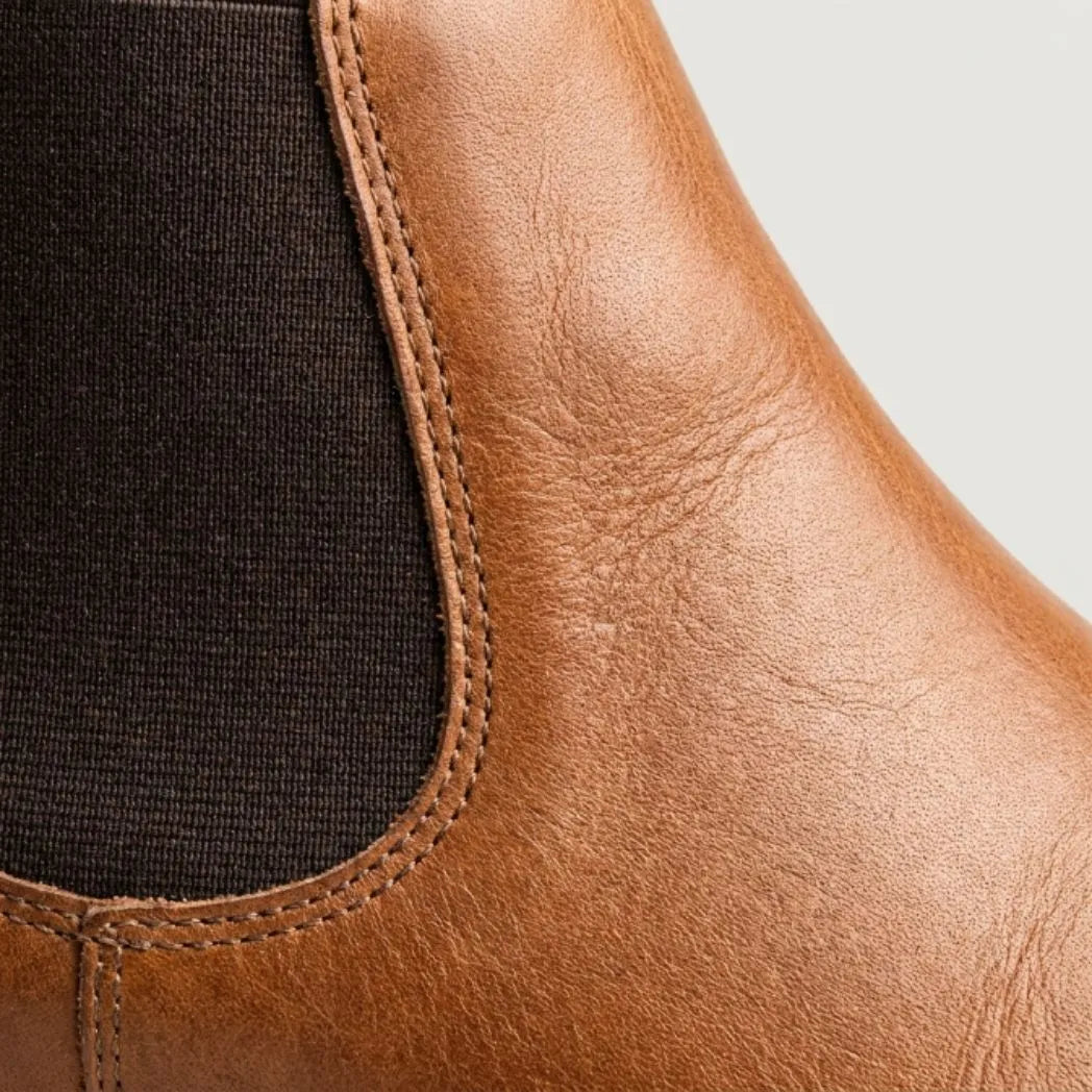 Detalhe do elástico lateral e das costuras da Bota Chelsea Masculina Clássica marrom.