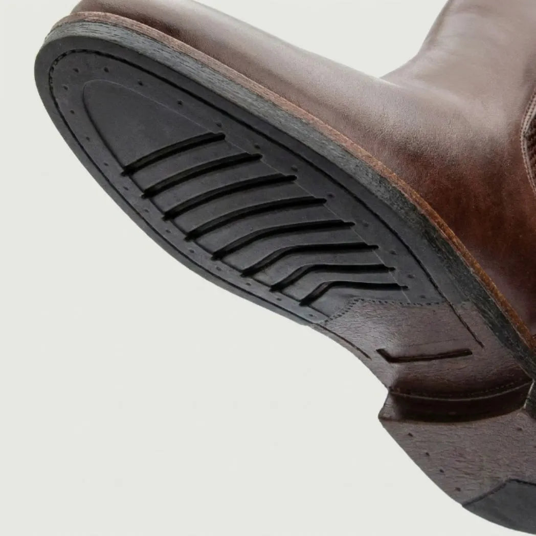 Detalhe do solado e do salto da Bota Chelsea Masculina Milan marrom.