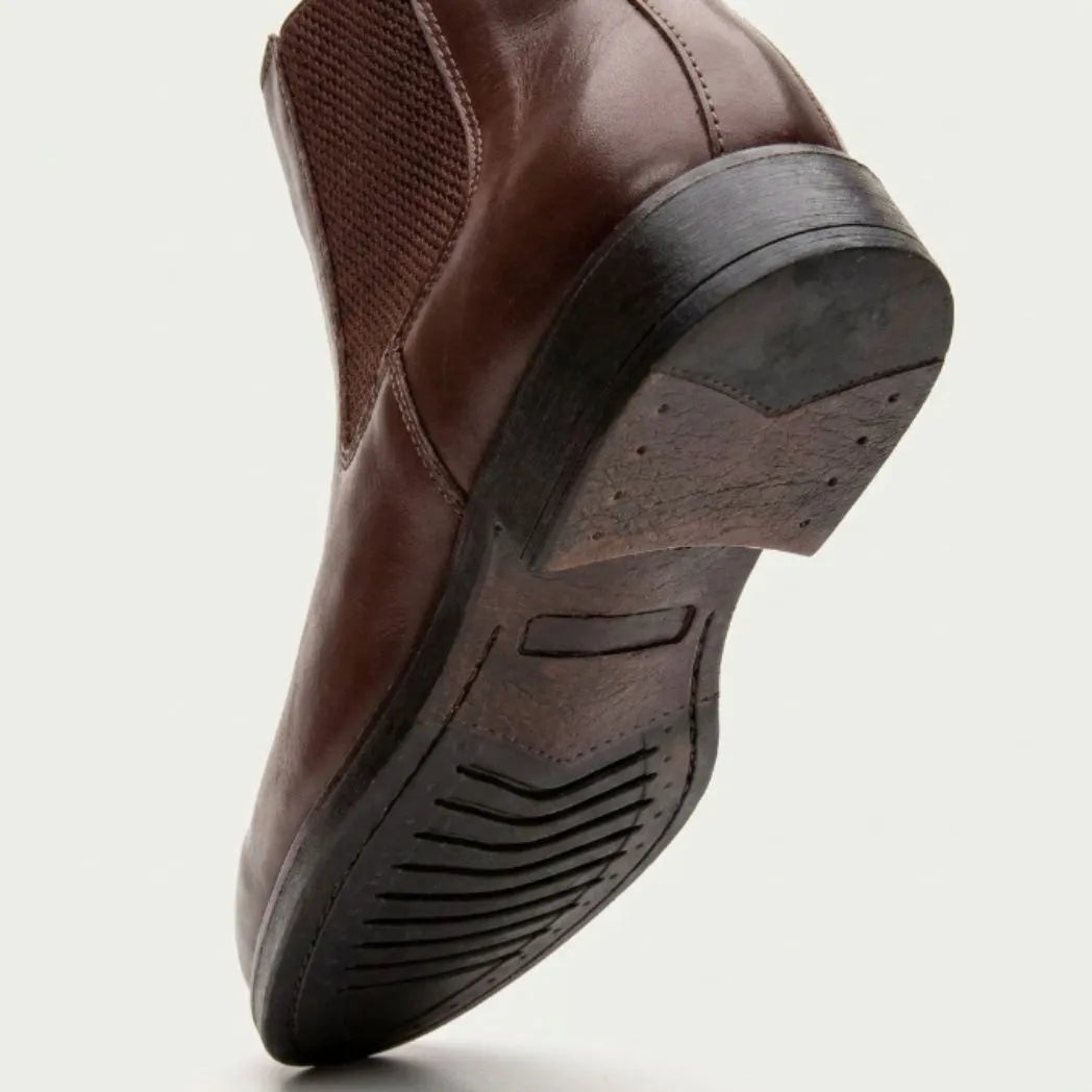 Detalhe do solado e do salto da Bota Chelsea Masculina Londres marrom.