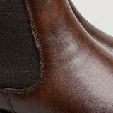 Detalhe do elástico lateral e das costuras da Bota Chelsea Masculina Nobre marrom.