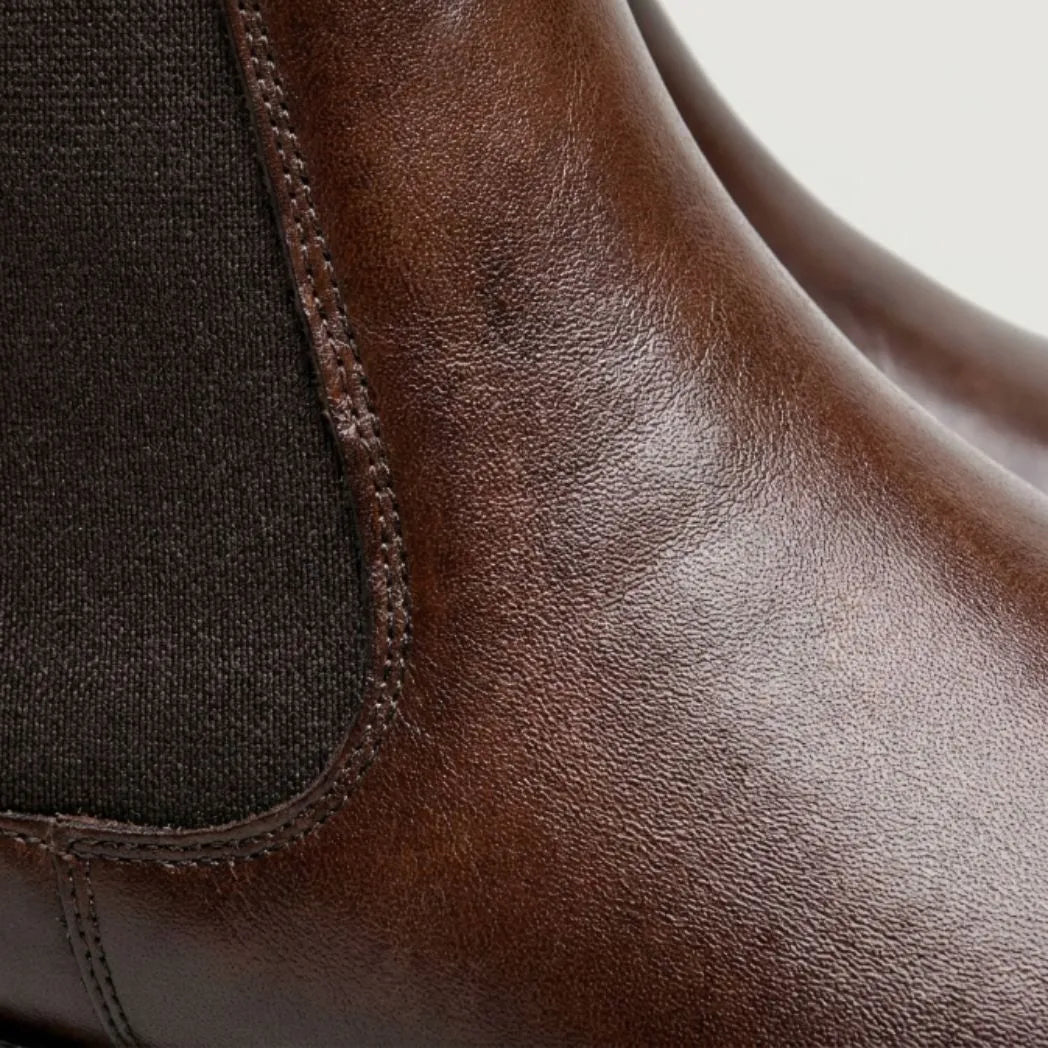 Detalhe do elástico lateral e das costuras da Bota Chelsea Masculina Nobre marrom.