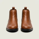 Par de botas Chelsea Clássicas marrons visto de frente.