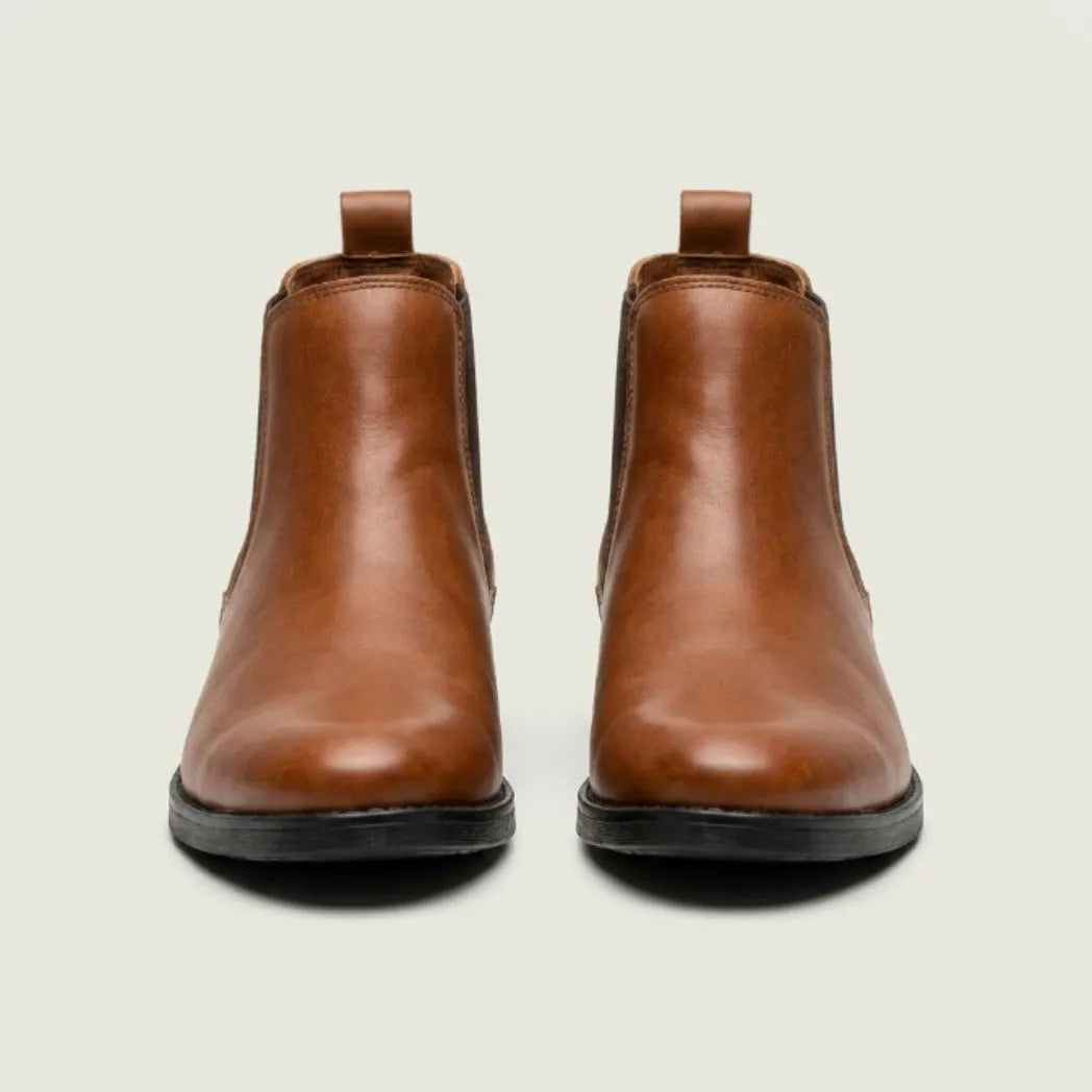 Par de botas Chelsea Clássicas marrons visto de frente.