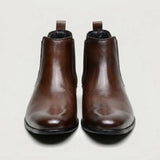 Par de botas Chelsea Nobre marrons visto de frente.