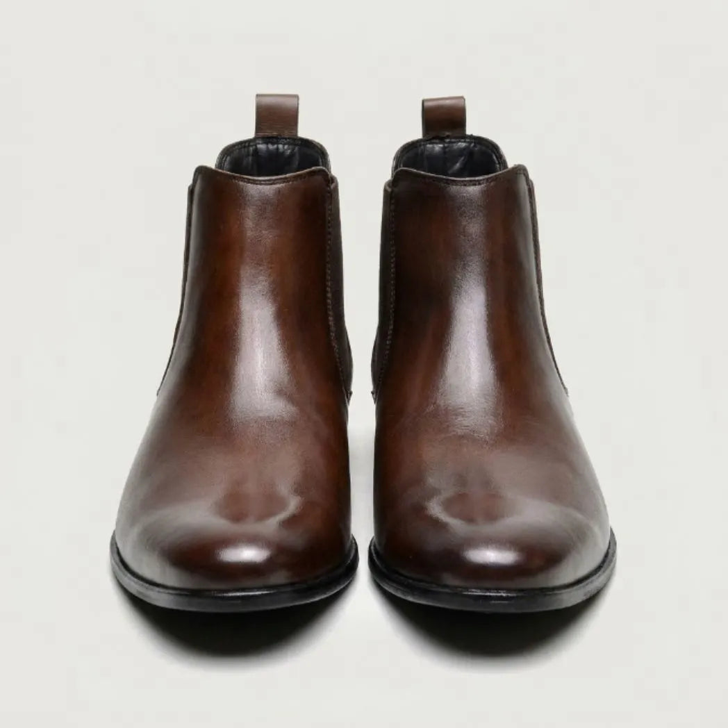 Par de botas Chelsea Nobre marrons visto de frente.