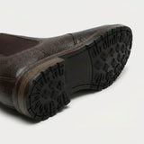 Detalhe do solado e do salto da Bota Chelsea Masculina Vitiello marrom.