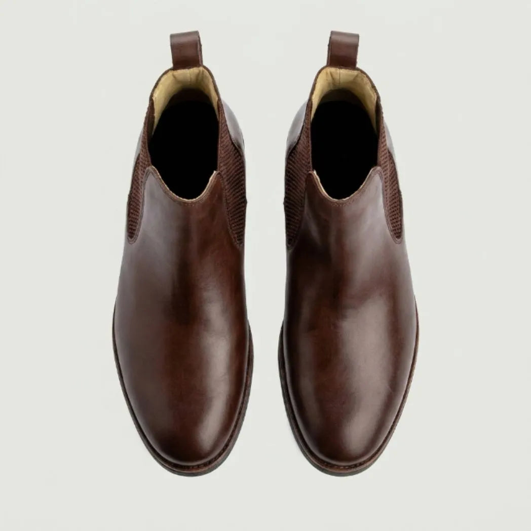 Par de botas Chelsea Milan marrons visto de cima.