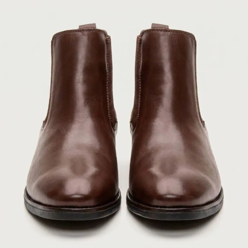 Par de botas Chelsea Londres marrons visto de frente.