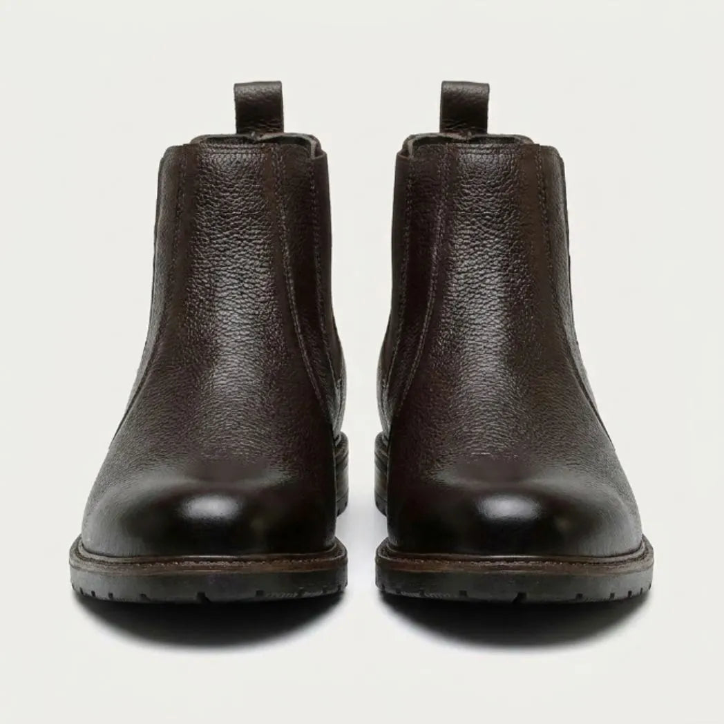 Par de botas Chelsea Vitiello marrons visto de frente.