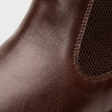 Detalhe do elástico lateral e das costuras da Bota Chelsea Masculina Londres marrom.