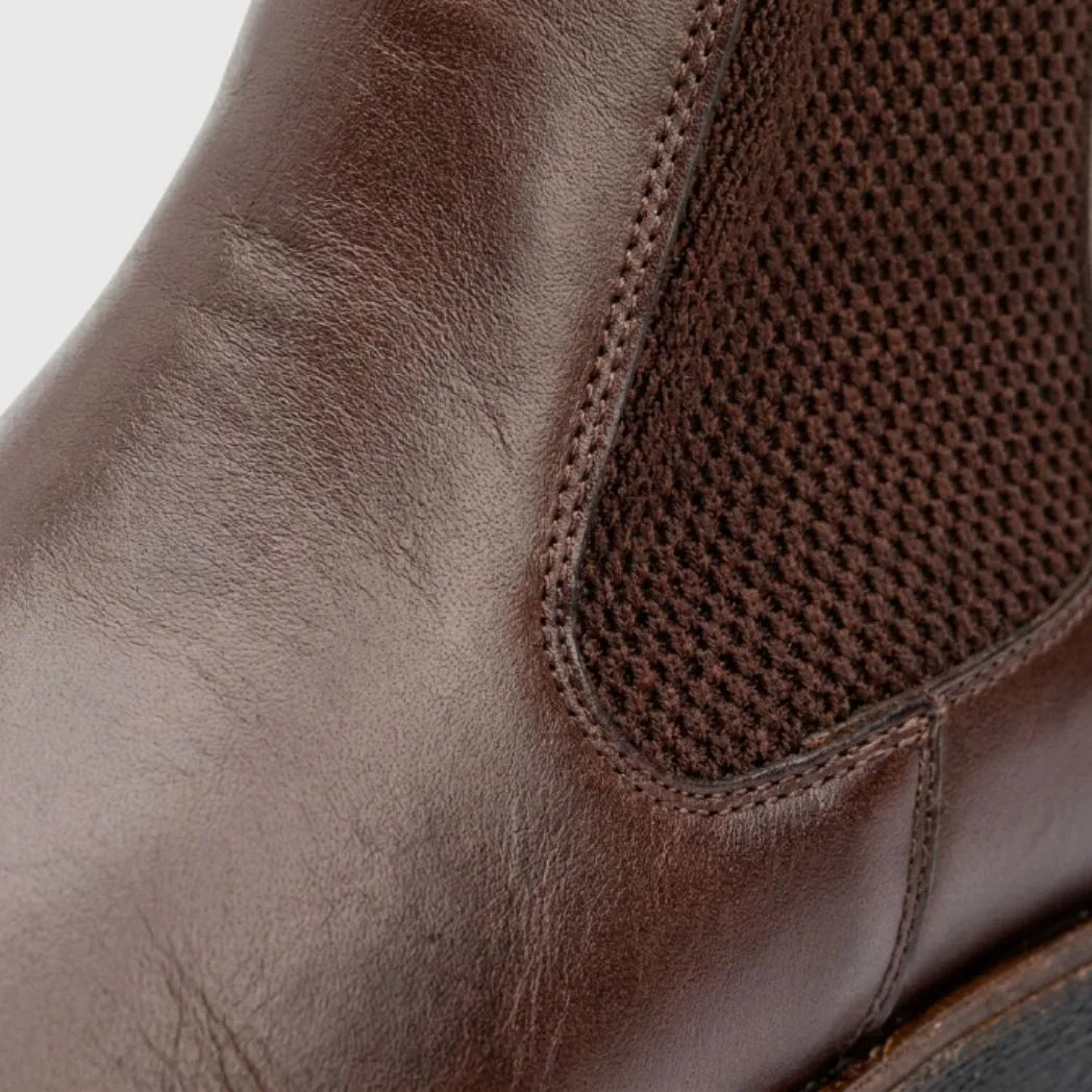 Bota Chelsea Masculina Milan Marrom: foto do modelo.