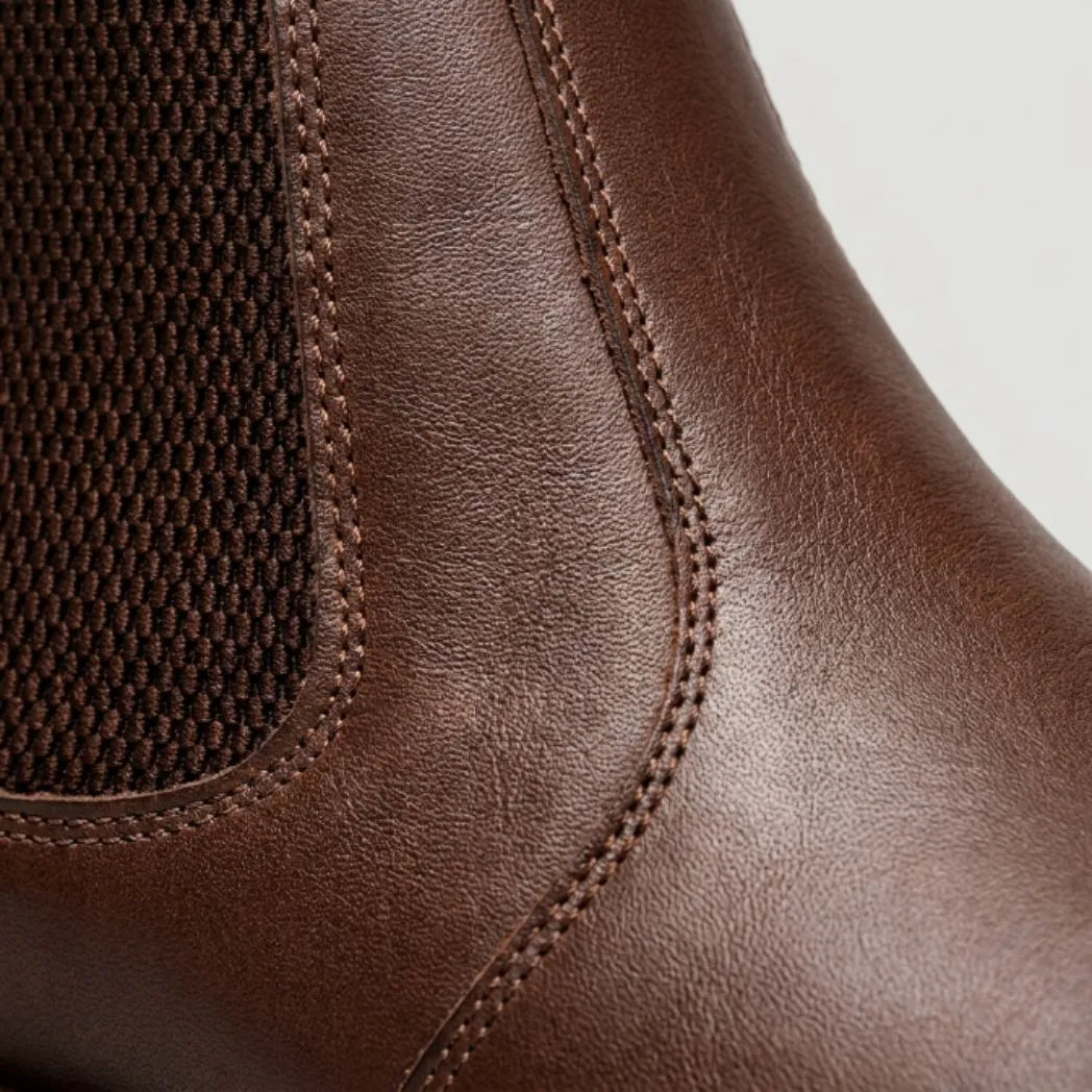 Detalhe do elástico lateral e das costuras da Bota Chelsea Masculina Sítio marrom.