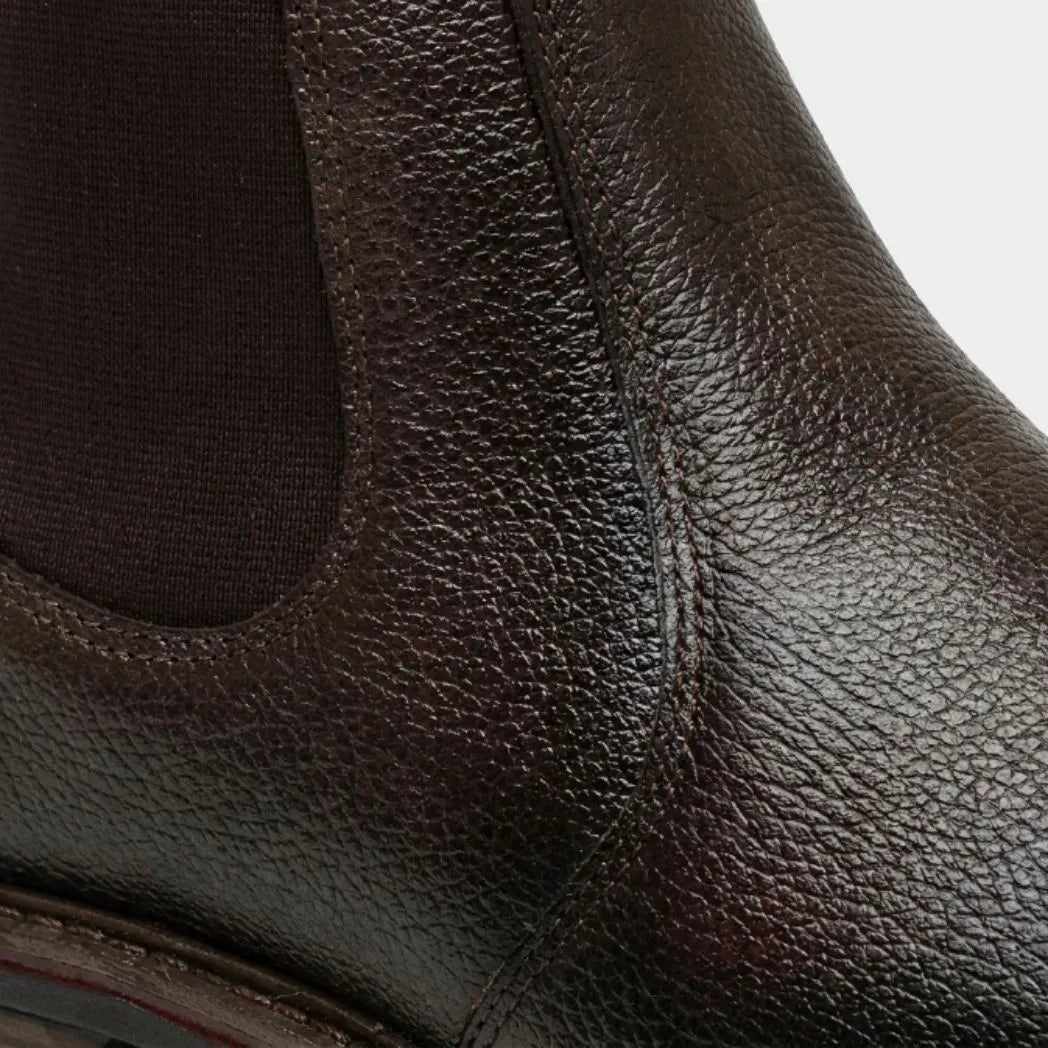 Detalhe do elástico lateral e das costuras da Bota Chelsea Masculina Vitiello marrom.