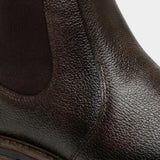 Detalhe do elástico lateral e das costuras da Bota Chelsea Masculina Vitiello marrom.