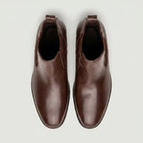 Par de botas Chelsea Londres marrons visto de cima.