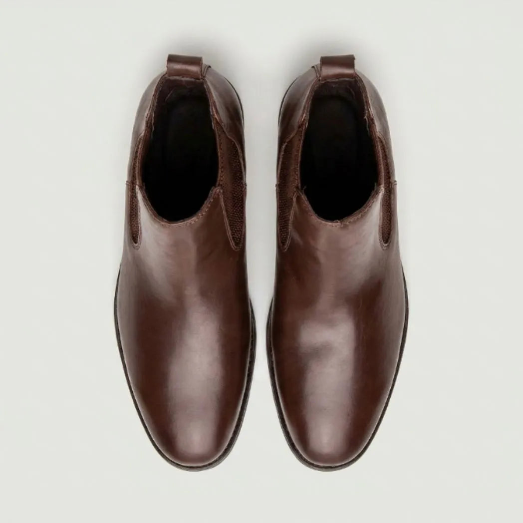 Par de botas Chelsea Londres marrons visto de cima.