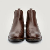 Par de botas Chelsea Milan marrons visto de frente.