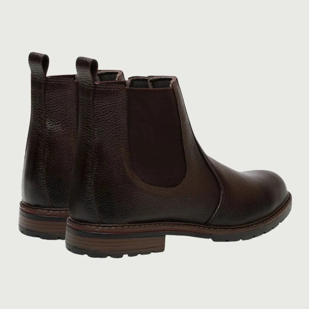 Par de botas Chelsea Vitiello marrons visto por trás, com puxadores e saltos visíveis.