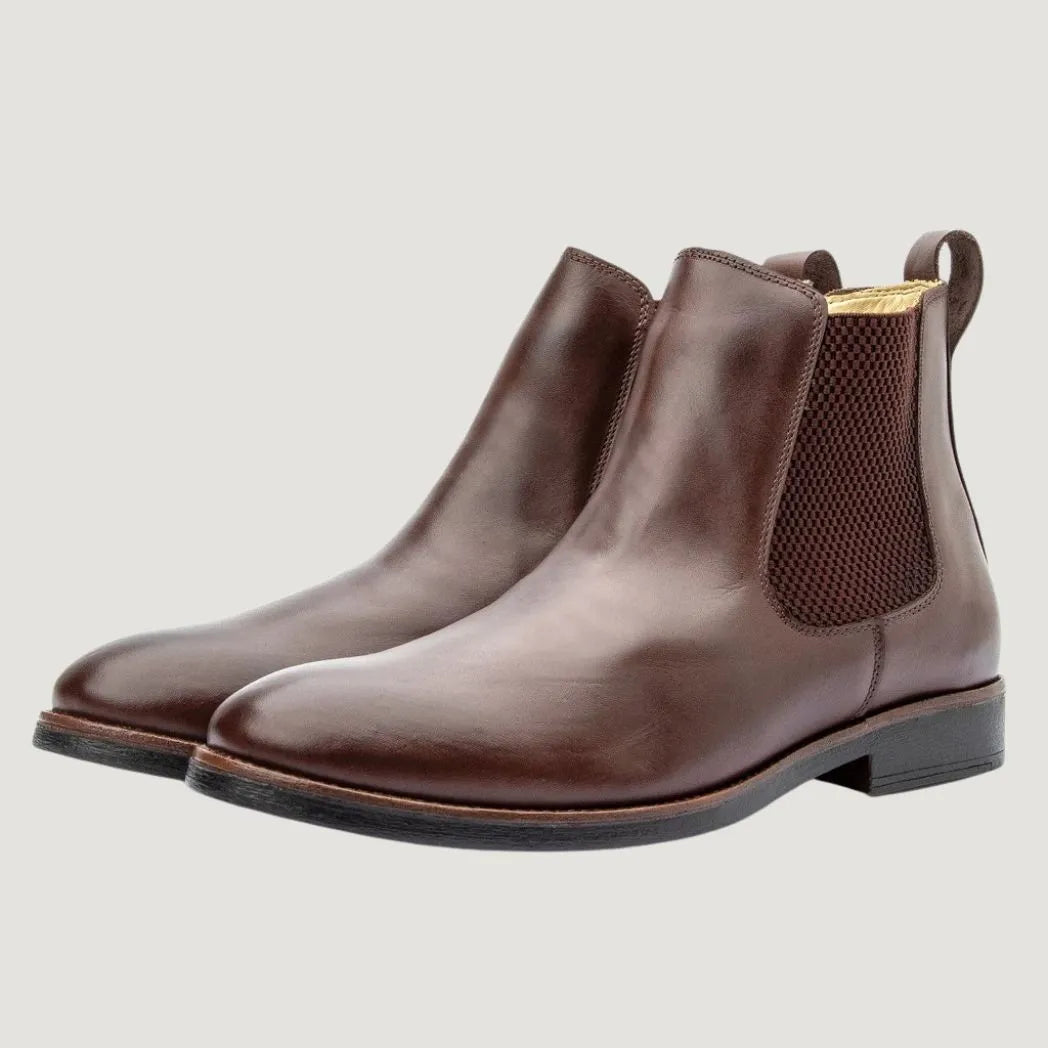 Par de botas Chelsea Milan marrons em perspectiva, com elásticos laterais visíveis.