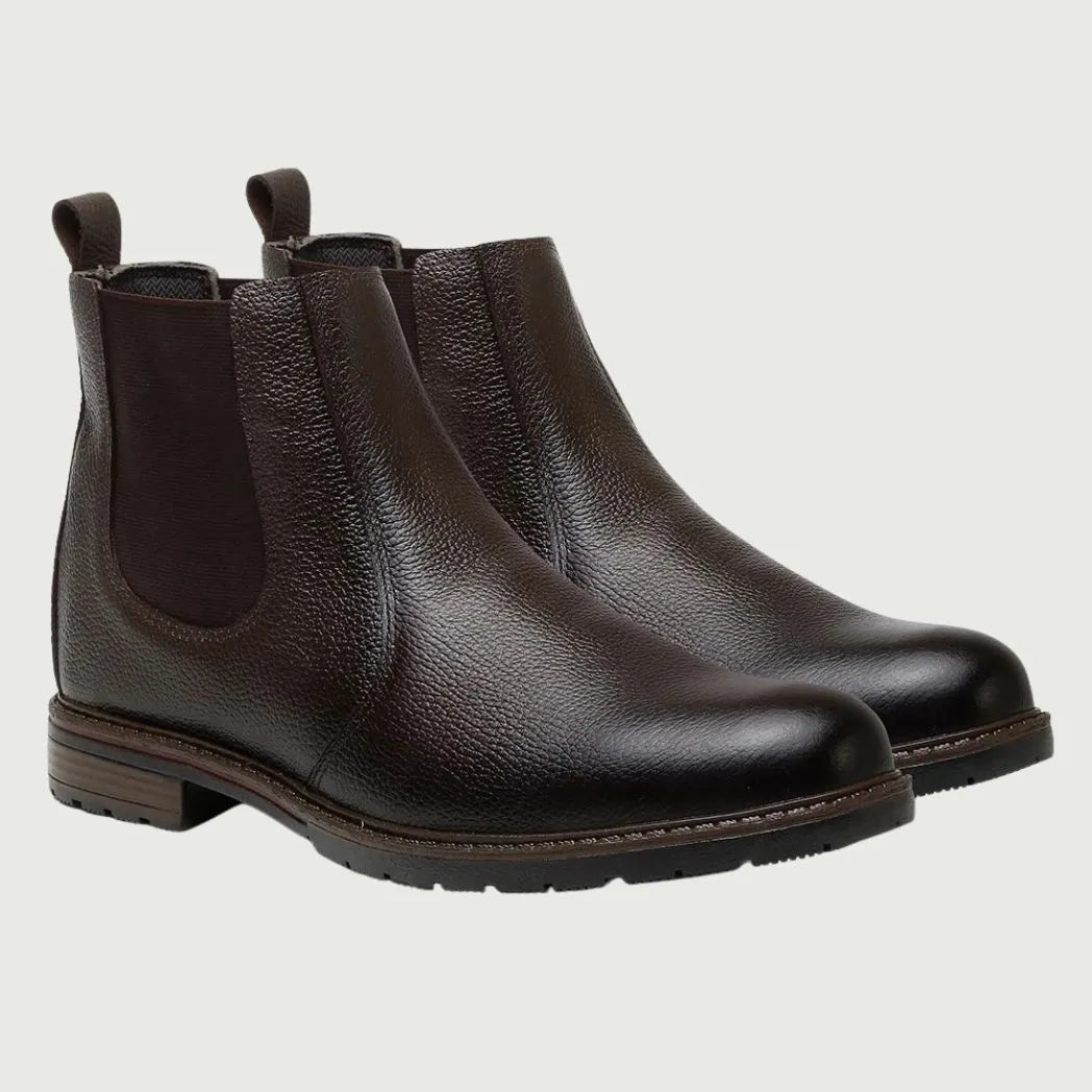 Par de botas Chelsea Vitiello marrons em perspectiva, com elásticos laterais visíveis.