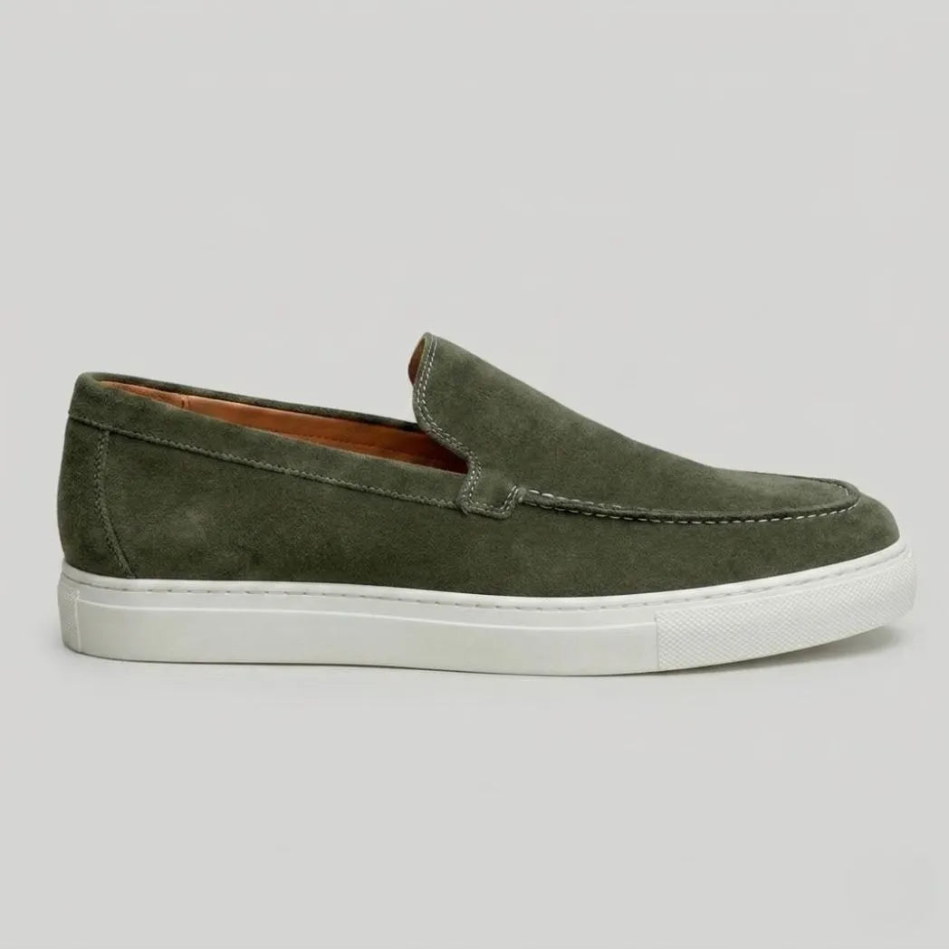 Mocassim de Camurça de Lebre verde visto de lado, com solado branco.