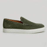 Mocassim de Camurça de Lebre verde visto de lado, com solado branco.