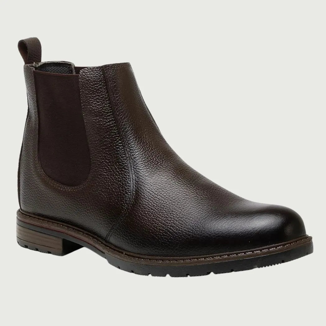 Bota Chelsea Masculina Vitiello marrom em perspectiva, com elástico lateral visível.