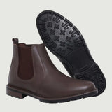 Par de botas Chelsea Sítio marrons, com um dos solados voltado para a câmera.