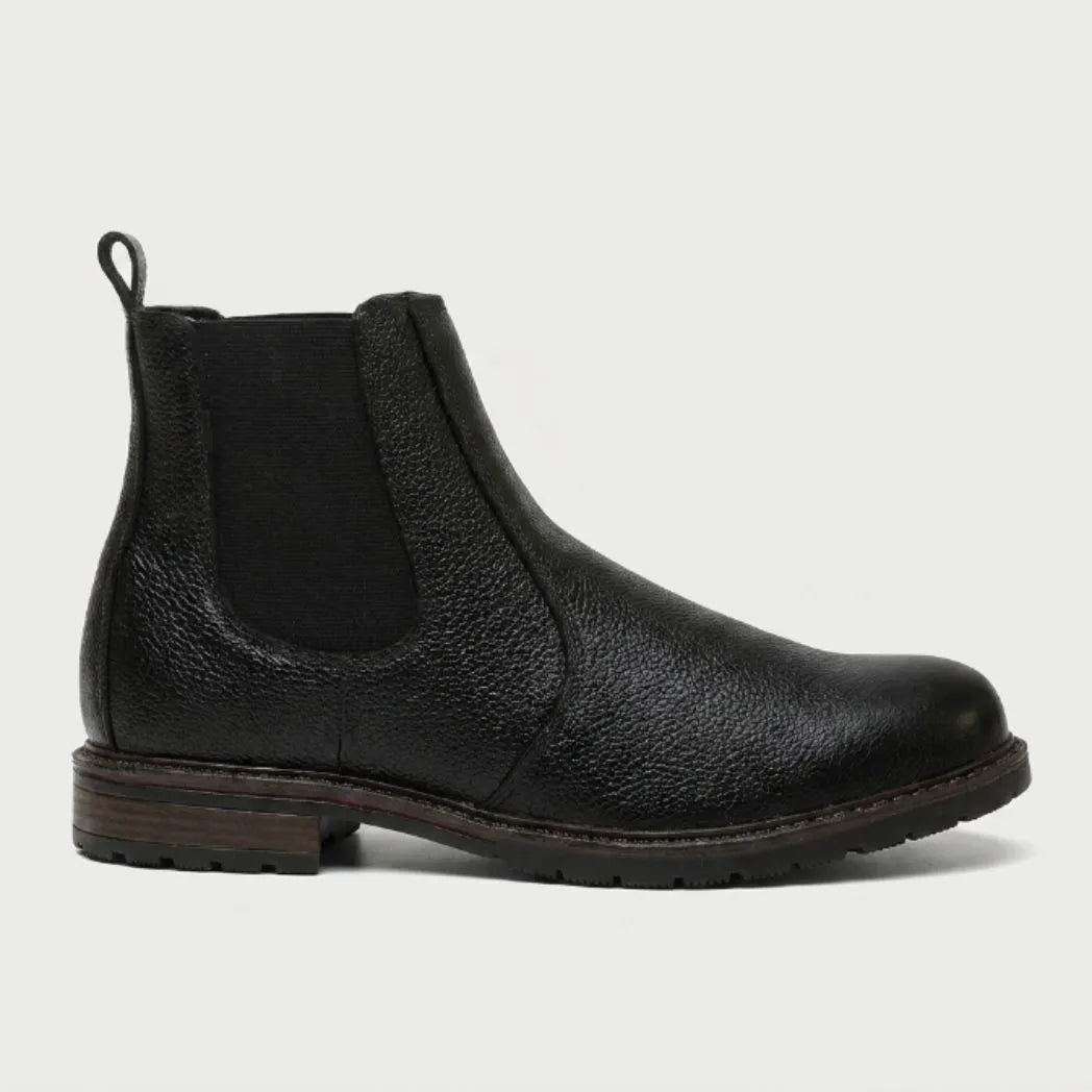 Bota Chelsea Masculina Vitiello preta, em vista lateral com elástico e salto baixo.