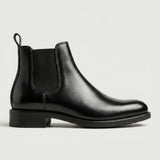 Bota Chelsea Masculina Clássica preta, em vista lateral com elástico e salto baixo.