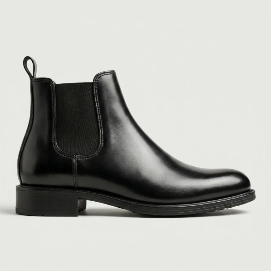 Bota Chelsea Masculina Clássica preta, em vista lateral com elástico e salto baixo.