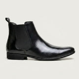 Bota Chelsea Masculina Nobre preta, em vista lateral com elástico e salto baixo.