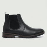 Bota Chelsea Masculina Sítio preta, em vista lateral com elástico e salto baixo.