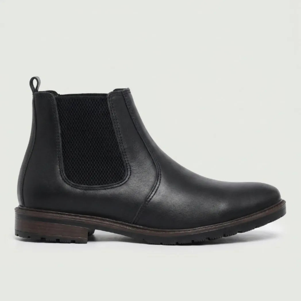 Bota Chelsea Masculina Sítio preta, em vista lateral com elástico e salto baixo.