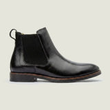 Bota Chelsea Masculina Milan preta, em vista lateral com elástico e salto baixo.
