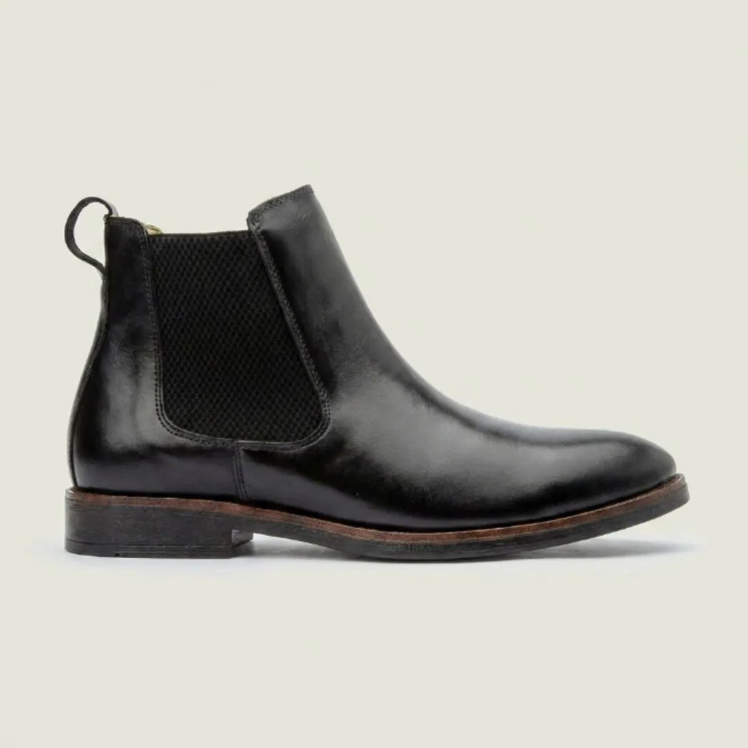 Bota Chelsea Masculina Milan preta, em vista lateral com elástico e salto baixo.