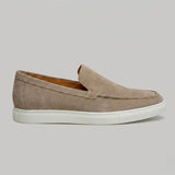 Mocassim de Camurça de Lebre bege visto de lado, com solado branco.
