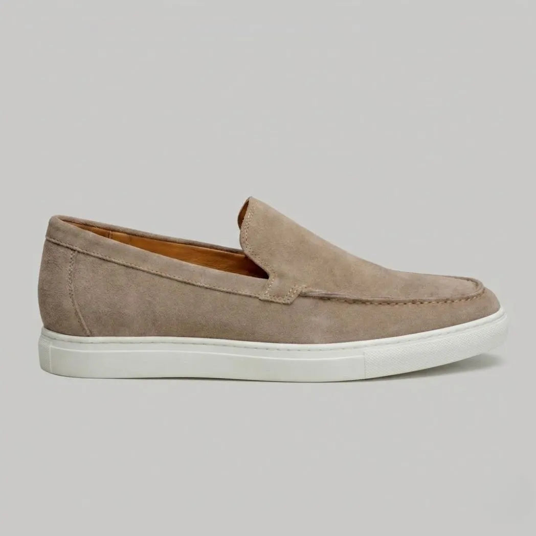 Mocassim de Camurça de Lebre bege visto de lado, com solado branco.