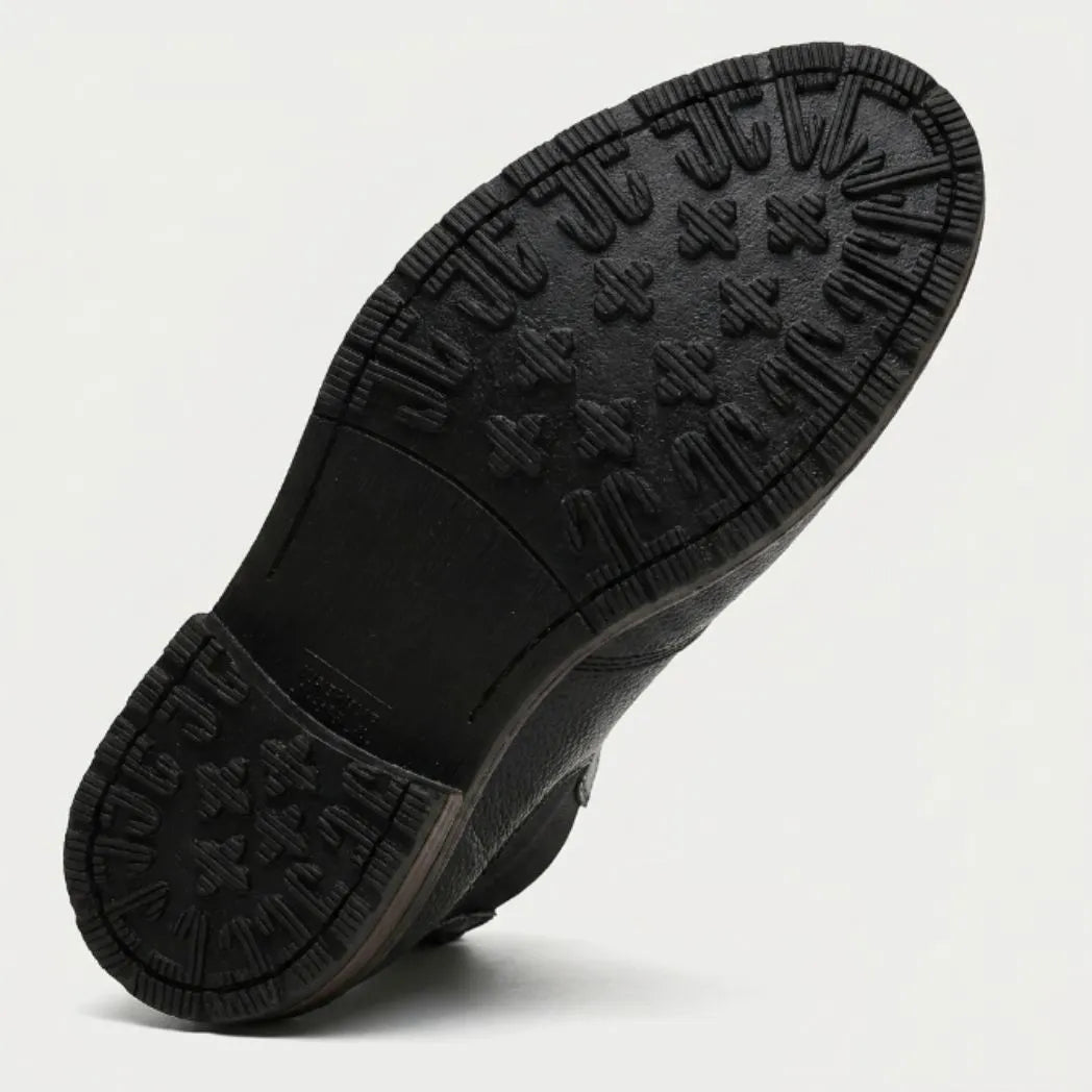 Detalhe do solado e do salto da Bota Chelsea Masculina Vitiello preta.