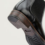 Detalhe do solado e do salto da Bota Chelsea Masculina Milan preta.