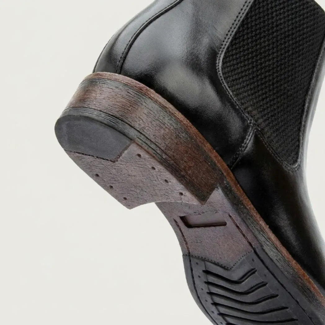 Detalhe do solado e do salto da Bota Chelsea Masculina Milan preta.
